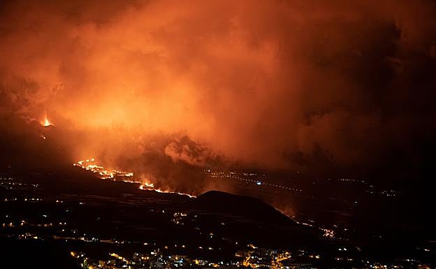 La lava incadescente ilumina su recorrido hacia el mar