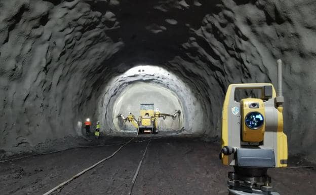 Imagen de los trabajos en el interior de uno de los dos túneles. 