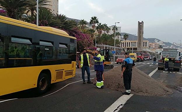 Imagen del socavón que se produjo en la calle y sobre el que pasó la guagua. 
