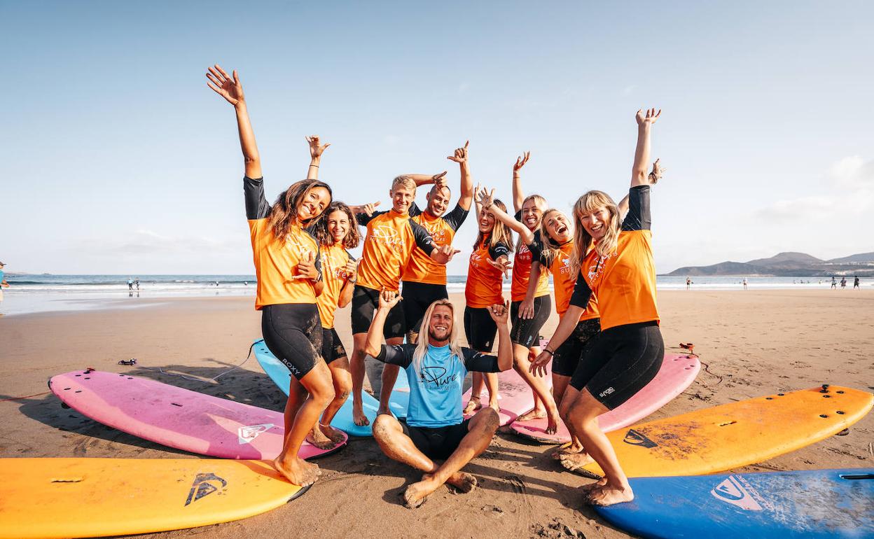 El touroperador PureSurfCamp apuesta por la capital grancanaria como destino de olas