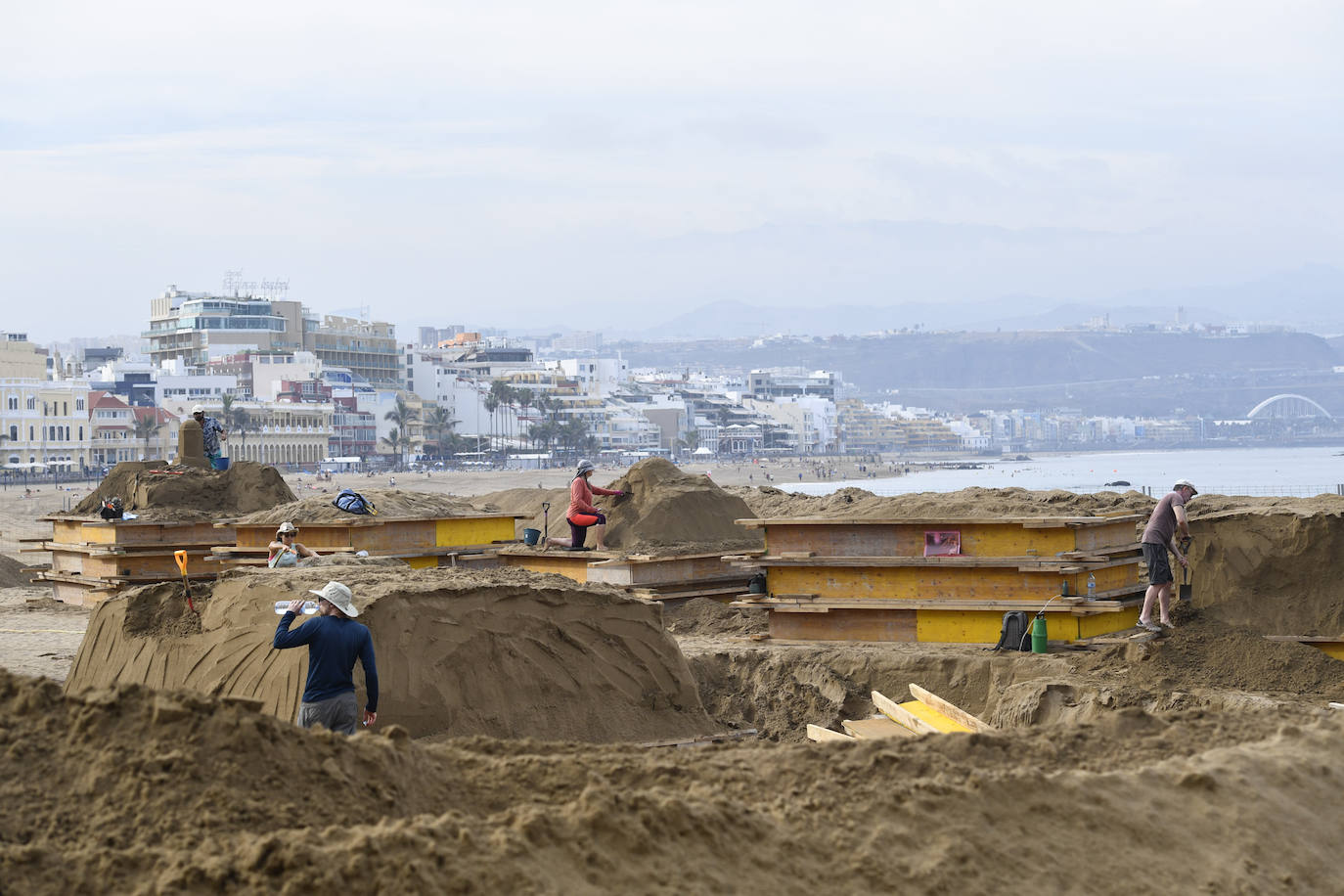 Fotos: El belén de arena empieza a tomar forma en Las Canteras
