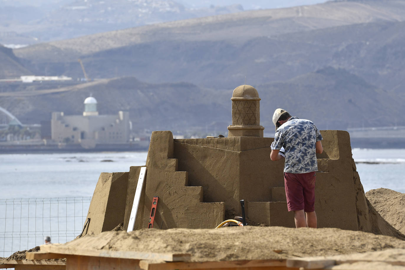 Fotos: El belén de arena empieza a tomar forma en Las Canteras