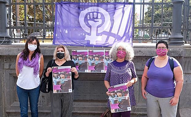 A la izquierda, la portavoz de la Red Feminista de Gran Canaria, Nayra Marrero, junto a mujeres de colectivos que forman parte de la misma. 
