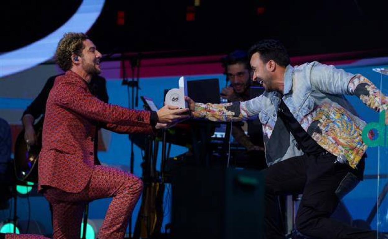 En la imagen, el cantante Luis Fonsi (d) entrega un premio Dial al cantante David Bisbal durante la gala.