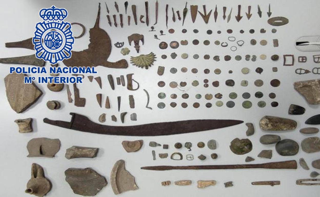 La falcata íbera, ju nto a otas piezas arqueológicas también recuperadas por la Policía. 