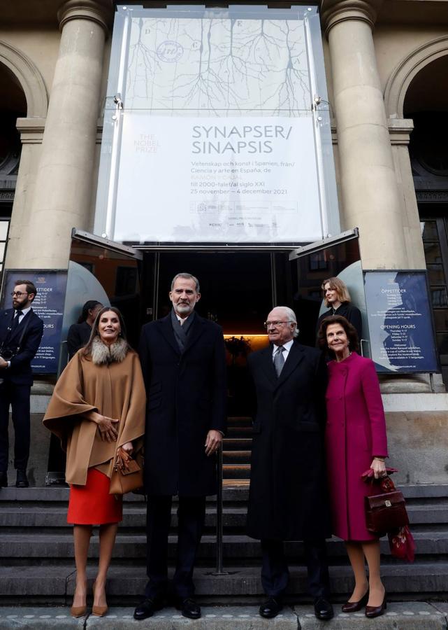 Don Felipe y doña Letizia, junto al rey Carlos Gustavo de Suecia y la reina de Suecia, Silvia, han visitado la exposición "Sinapsis. Arte y ciencia de España. De Ramón y Cajal a nuestros días" en el Museo Nobel