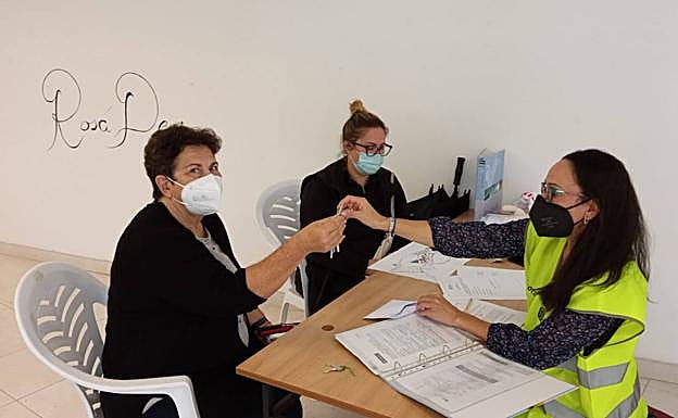 Entregan una vivienda a otras 12 familias afectadas por la erupción