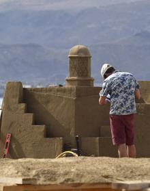 Imagen secundaria 2 - Detalle de las esculturas que van tomando forma en la playa capitalina.