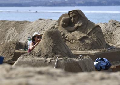 Imagen secundaria 1 - Detalle de las esculturas que van tomando forma en la playa capitalina.