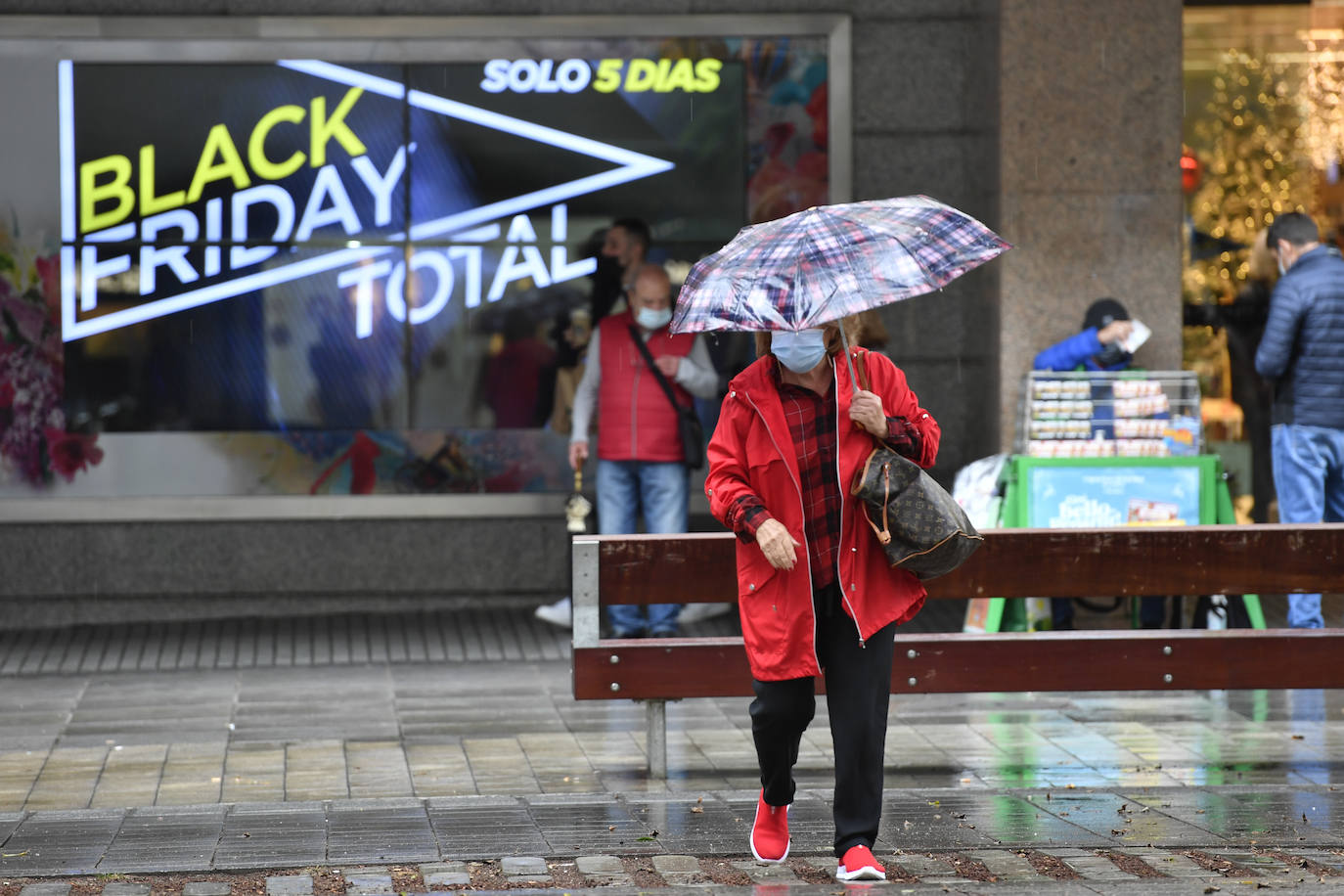 Fotos: Colas por un Black Friday pasado por agua en Canarias