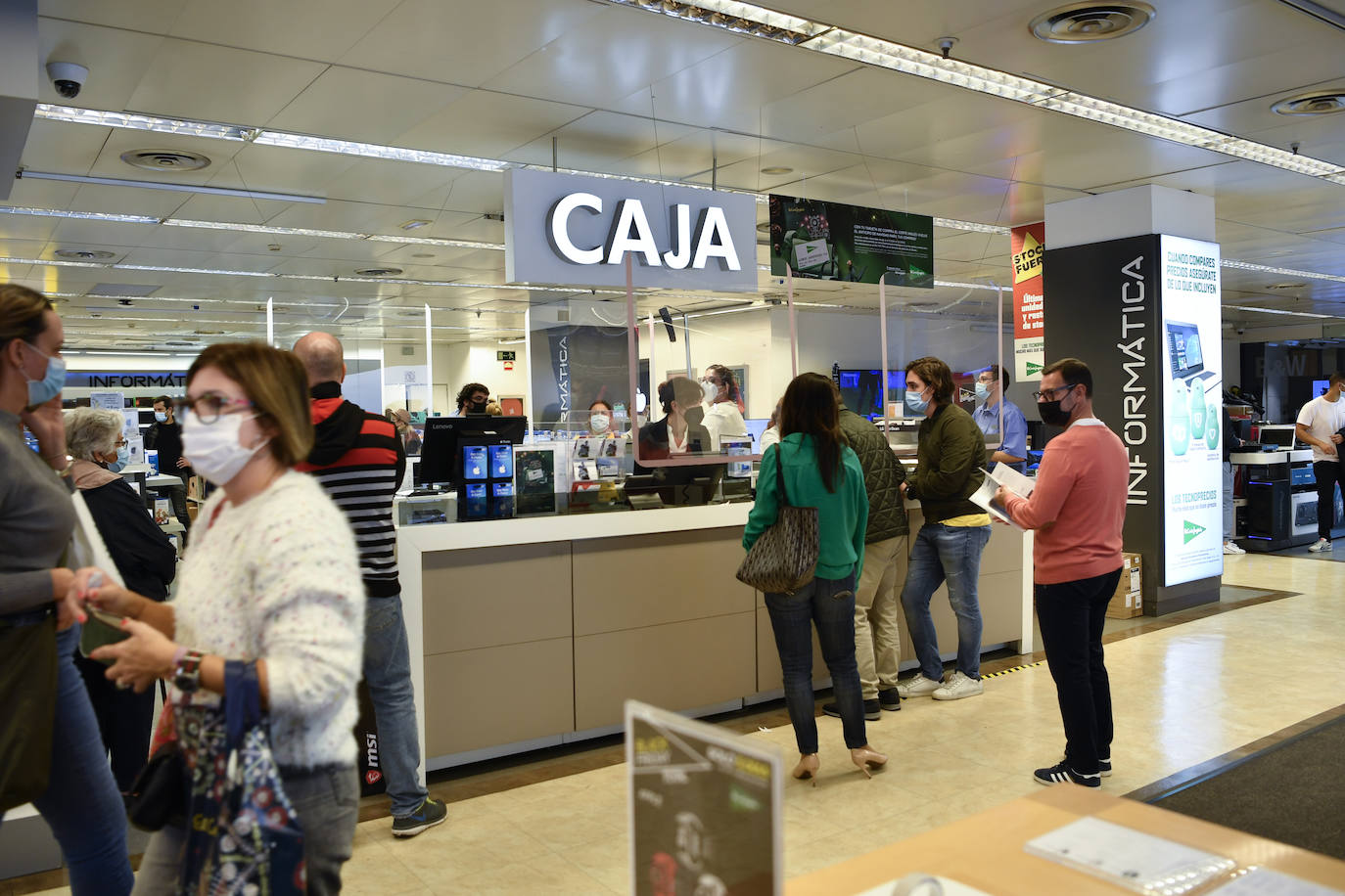 Fotos: Colas por un Black Friday pasado por agua en Canarias