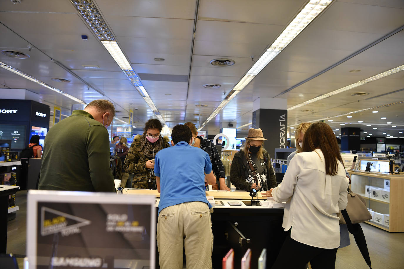 Fotos: Colas por un Black Friday pasado por agua en Canarias