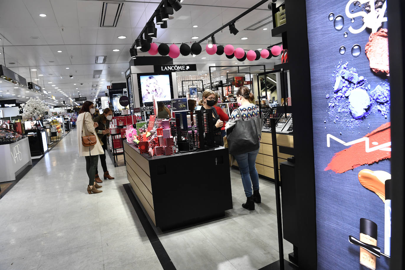 Fotos: Colas por un Black Friday pasado por agua en Canarias