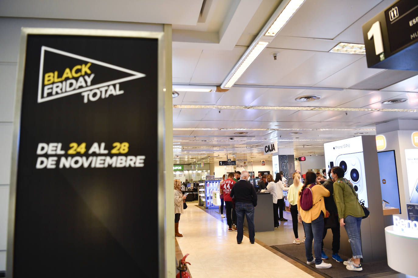 Fotos: Colas por un Black Friday pasado por agua en Canarias