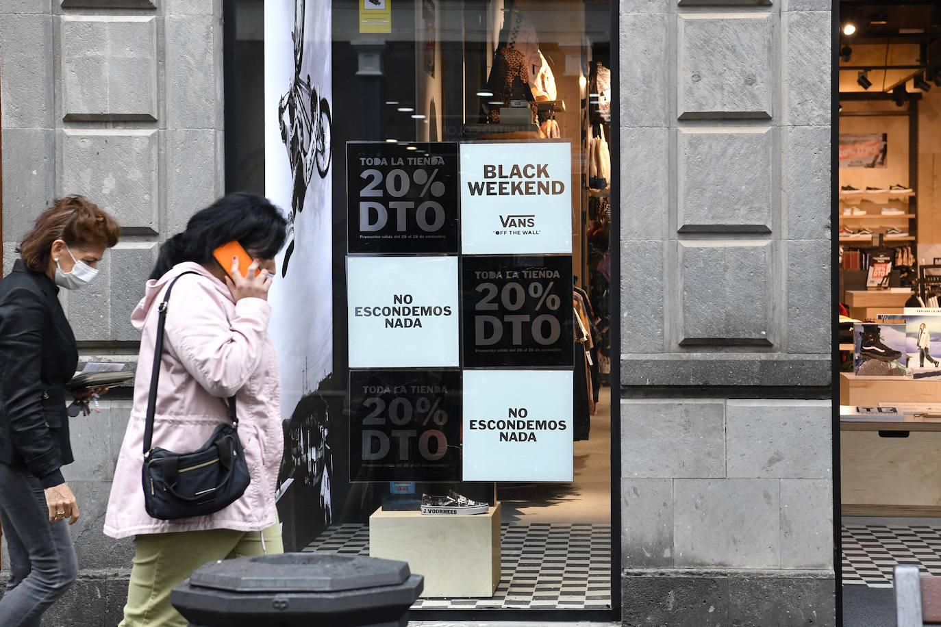 Fotos: Colas por un Black Friday pasado por agua en Canarias