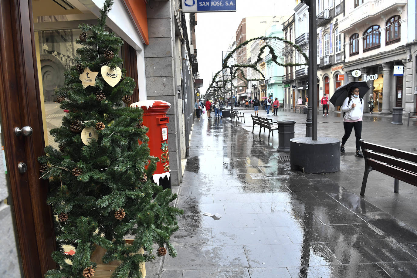 Fotos: Colas por un Black Friday pasado por agua en Canarias