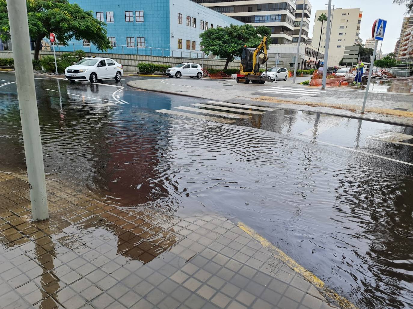 Fotos: De compras bajo la intensa lluvia