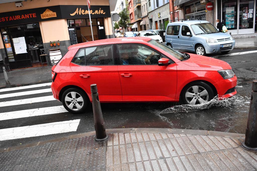 Fotos: De compras bajo la intensa lluvia