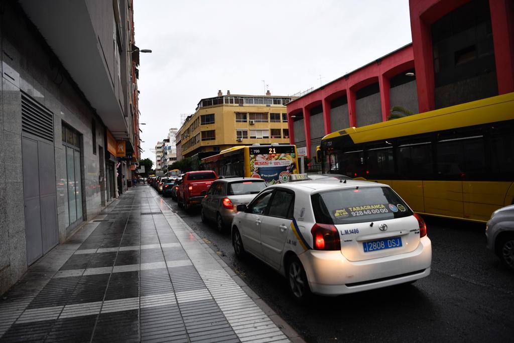 Fotos: De compras bajo la intensa lluvia