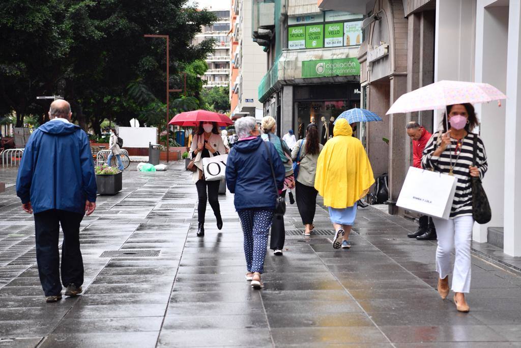 Fotos: De compras bajo la intensa lluvia