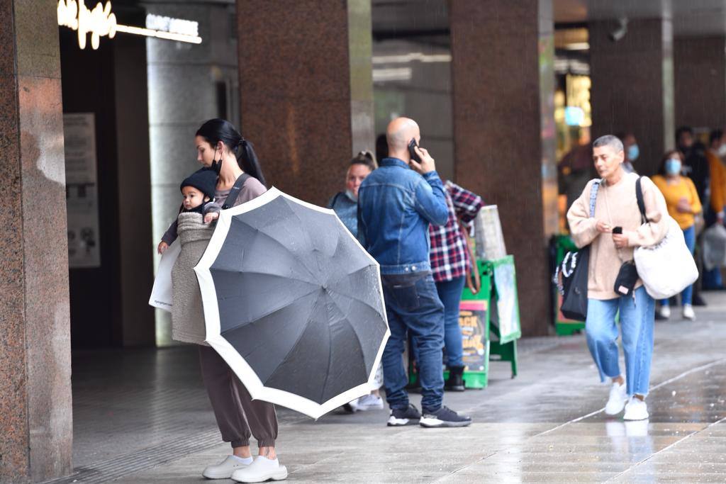 Fotos: De compras bajo la intensa lluvia