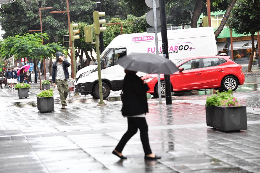 Fotos: De compras bajo la intensa lluvia