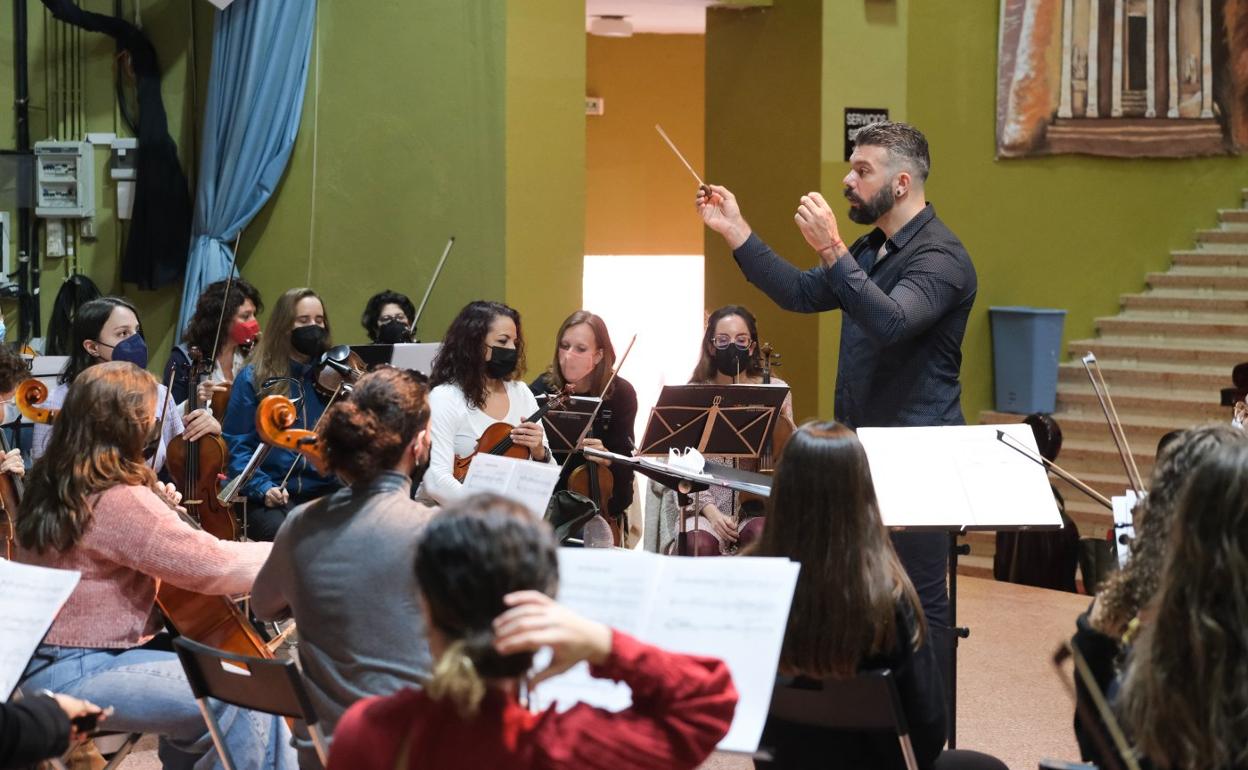 Director. David Crespo lleva las riendas del ensayo de esta formación amateur. 