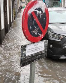 Imagen secundaria 2 - Charcos en la calle Buenos Aires esquina Pérez Galdós. El interior de la Óptica Checa con agua