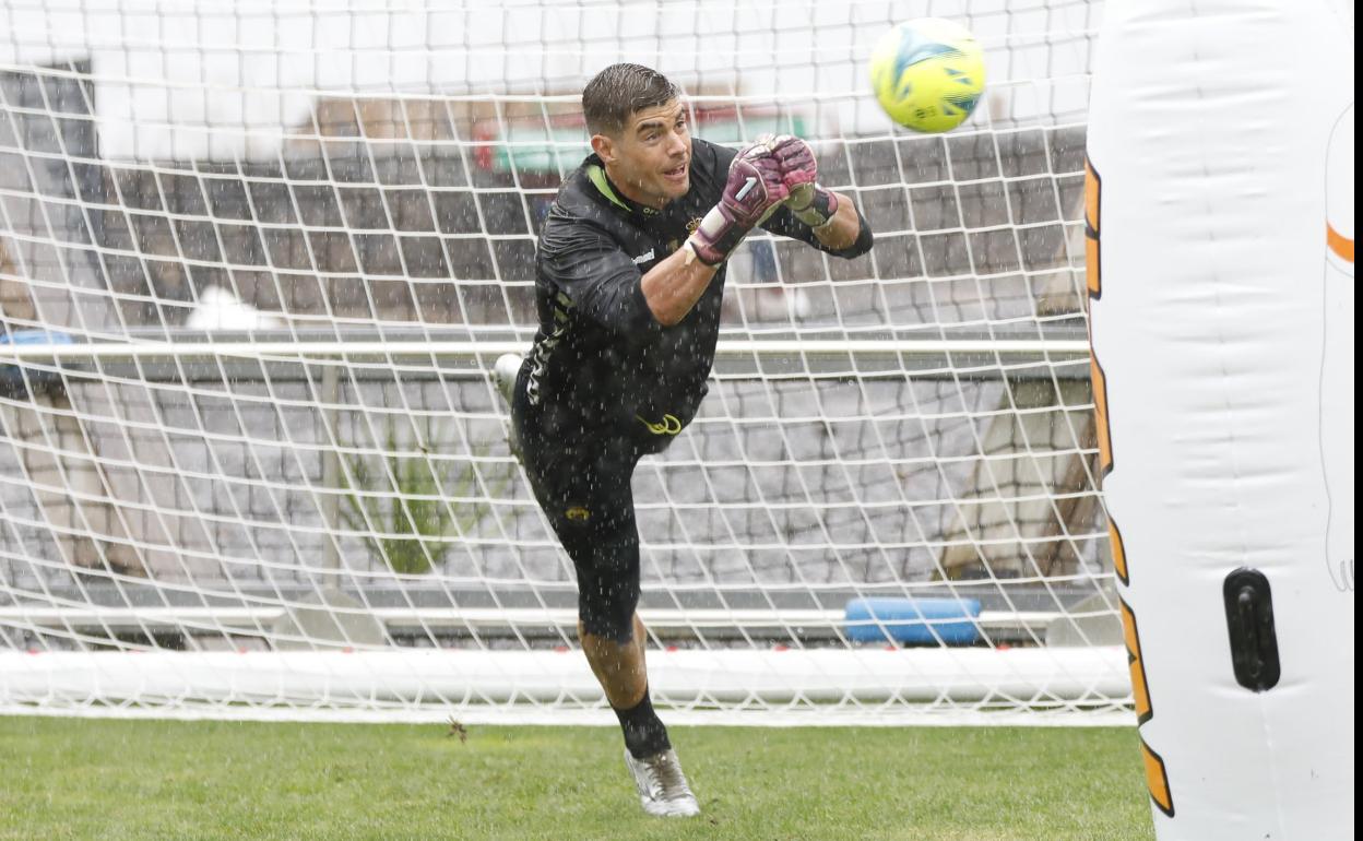 Raúl Fernández, preparando la cita contra el Leganés bajo la lluvia en la Ciudad Deportiva de Barranco Seco. 