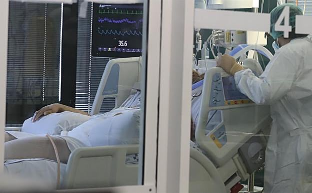 Foto de archivo de un paciente de covid en la UMI del Insular. 