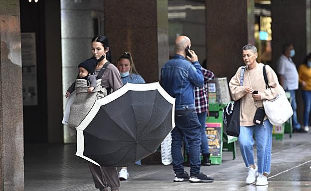 Las lluvias obligaron a sacar los paraguas este viernes. 