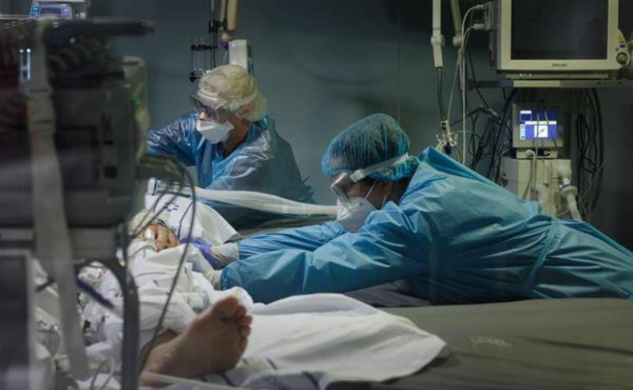 La covid sigue al alza en Canarias mientras que la nueva variante pone en vilo a toda Europa. 