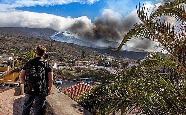 Surgen nuevas coladas que avanzan hacia el noroeste. 