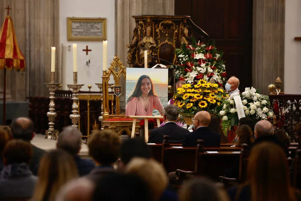 Emotiva despedida de familiares y amigos a Claudia