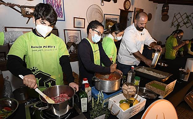 Los alumnos en plena tarea. 