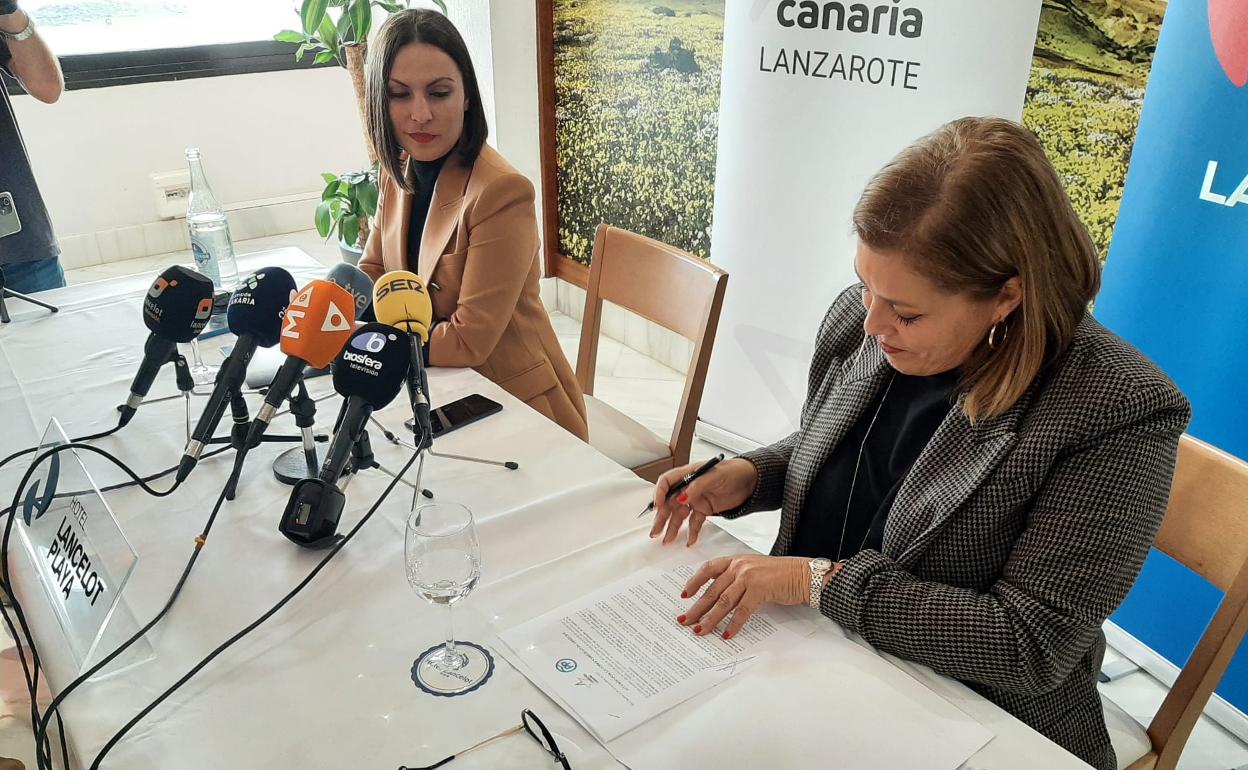 Firma del pacto en Arrecife entre Ástrid Pérez (PP), en primer término; y Migdalia Machín (CC). 
