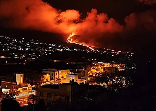 Un desbordamiento lávico amenaza de nuevo al barrio de La Laguna