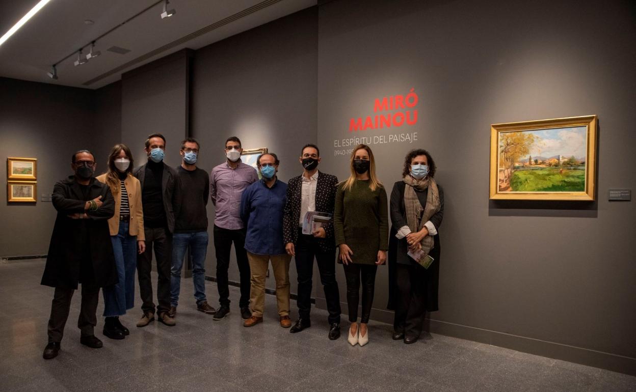 La consejera Guacimara Medina (segunda por la derecha) y a su lado el comisario Antonio S. Almeida Aguiar, con el equipo de la Casa de Colón. 