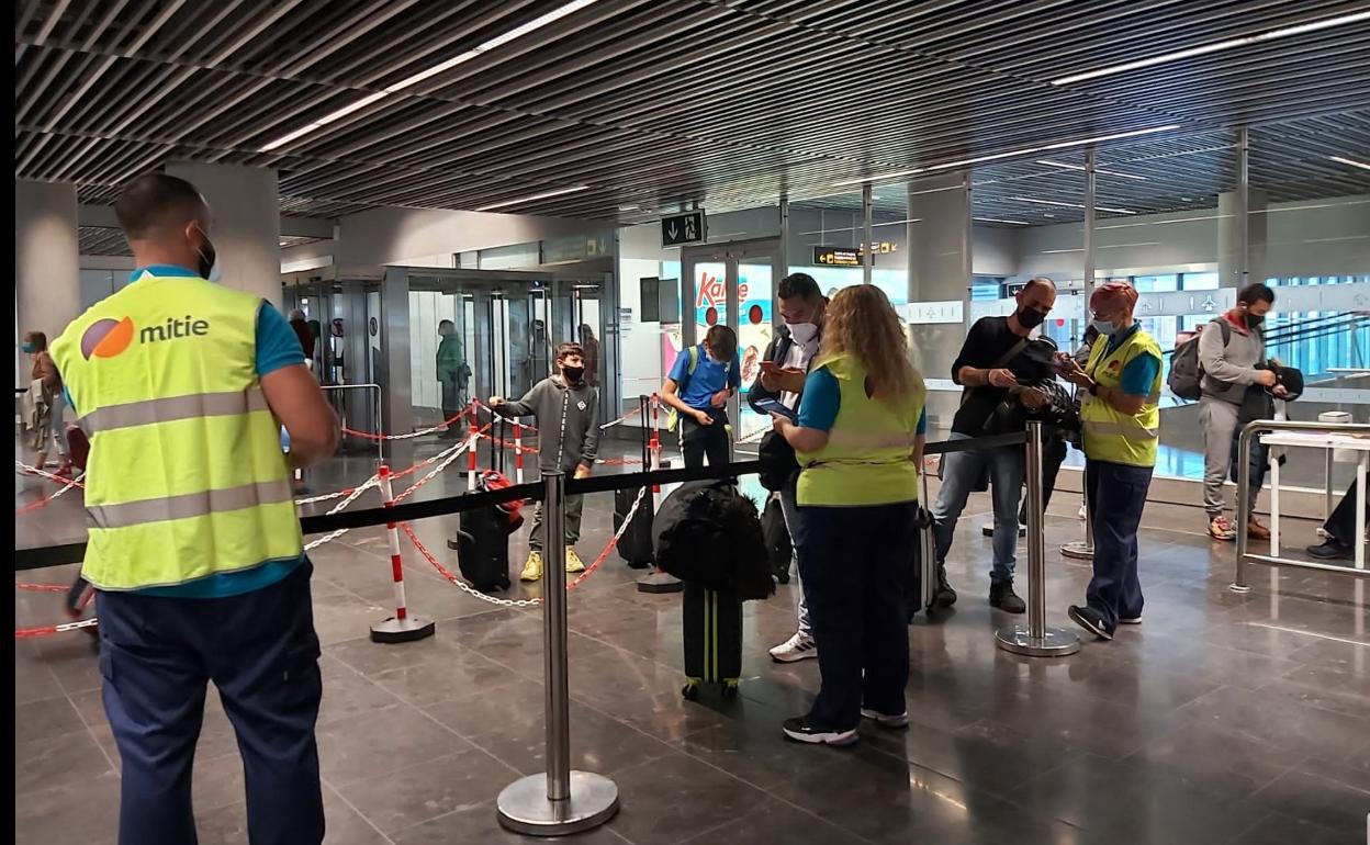 Control sanitario de pasajeros procedentes de la península este miércoles en el aeropuerto de Gran Canaria. 