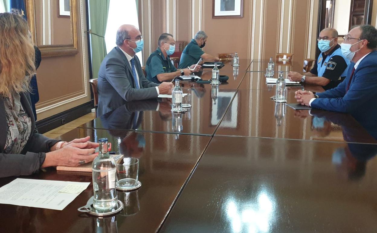 Además del delegado y del alcalde, estuvieron la subdelegada, el coronel jefe de la Comandancia de Las Palmas y el jefe de la Policía Local. 