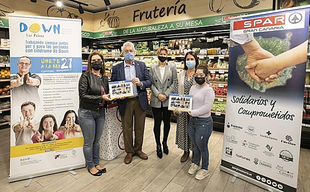 Representantes de SPAR y la Asociación mostrando el calendario solidario. 