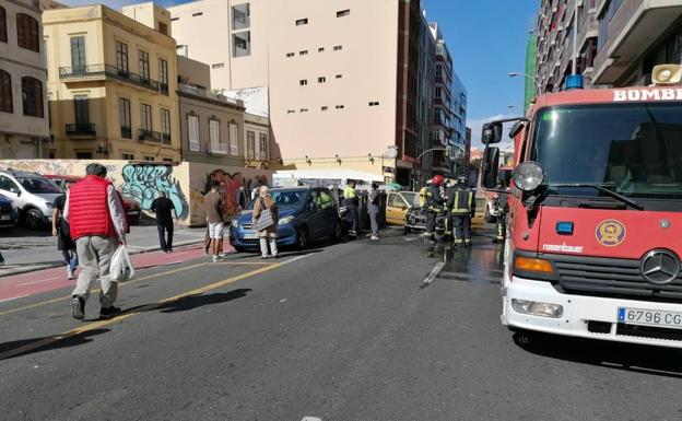 Imagen principal - Vídeo. Arde un coche en la calle Francisco Gourié