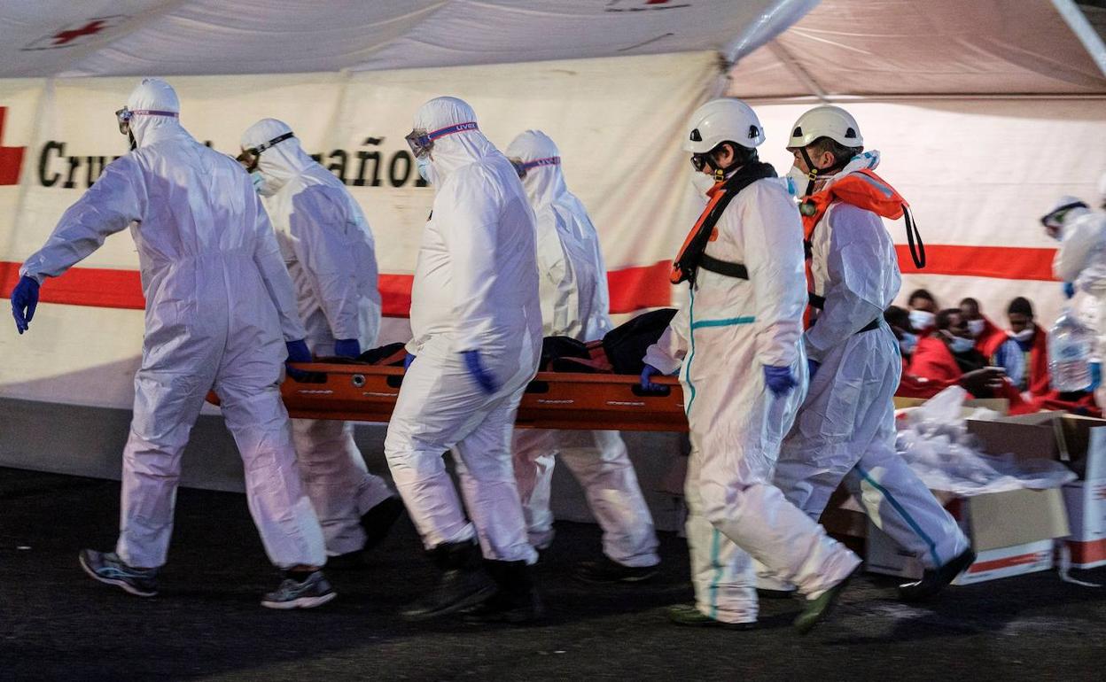 Foto de archivo de una patera que llegó con varios inmigrantes fallecidos. 