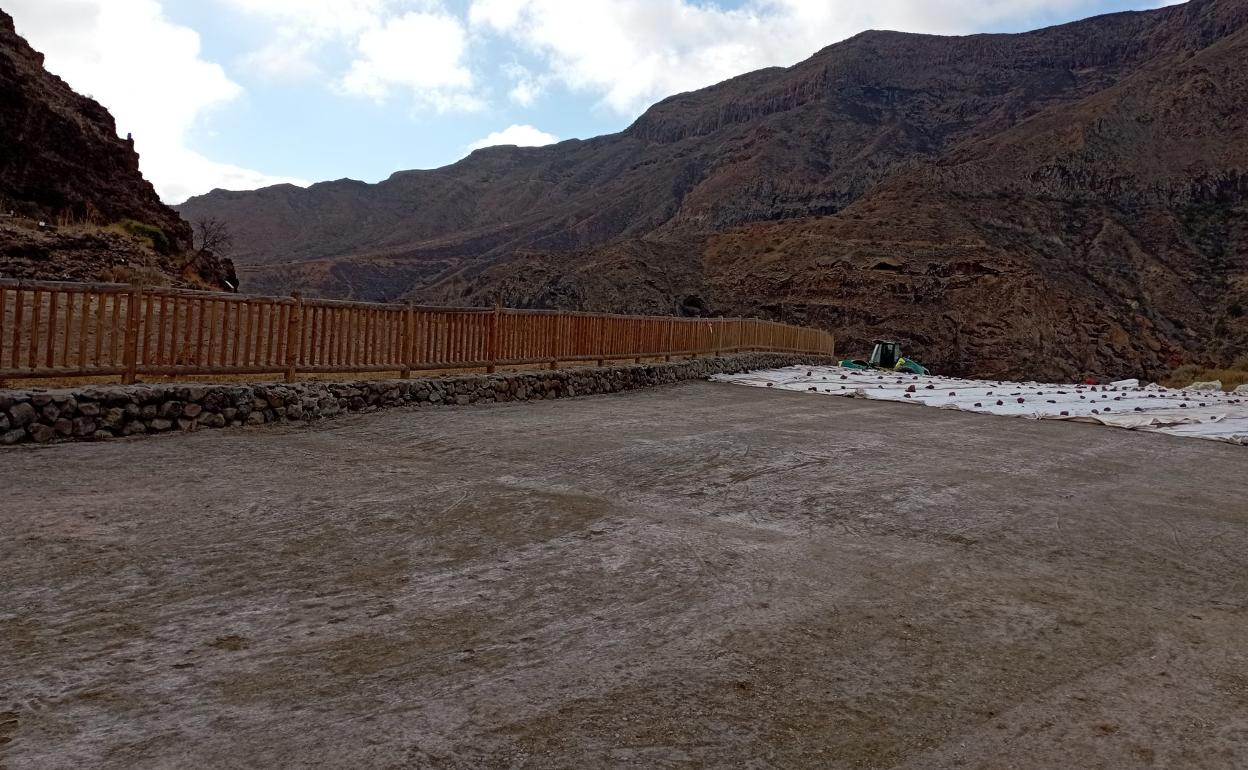 Así está quedando la explanada tras su acondicionamiento. La parte que se ve blanca es porque está cubierta de forma provisional por un geotextil 