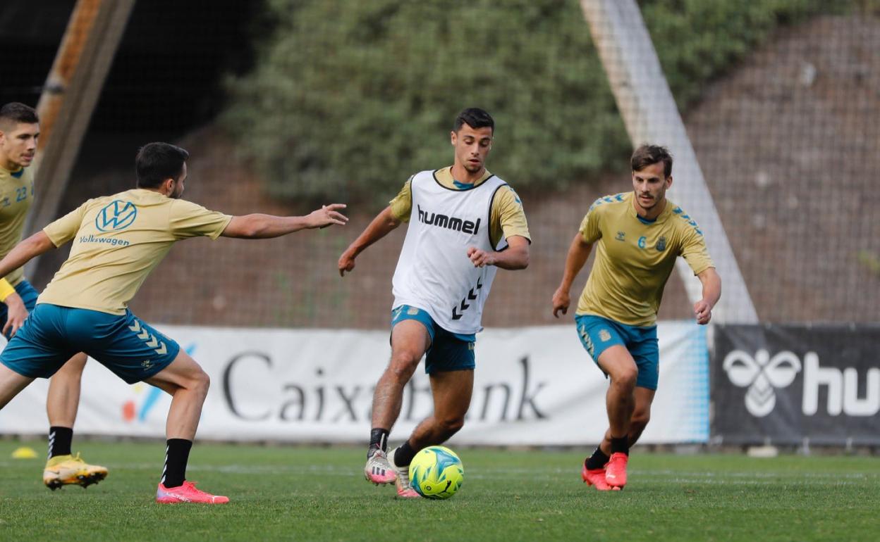 Enzo Loiodice y Eric Curbelo, entrenándose en Barranco Seco, volverán al once titular de la UD. 