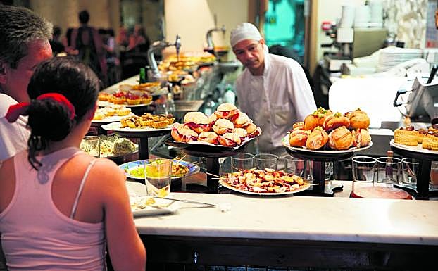 Delicatessen. El concepto de los pintxos ha ido evolucionado, hasta convertirse en una delicatessen. Donostia. San Sebastián Turismo