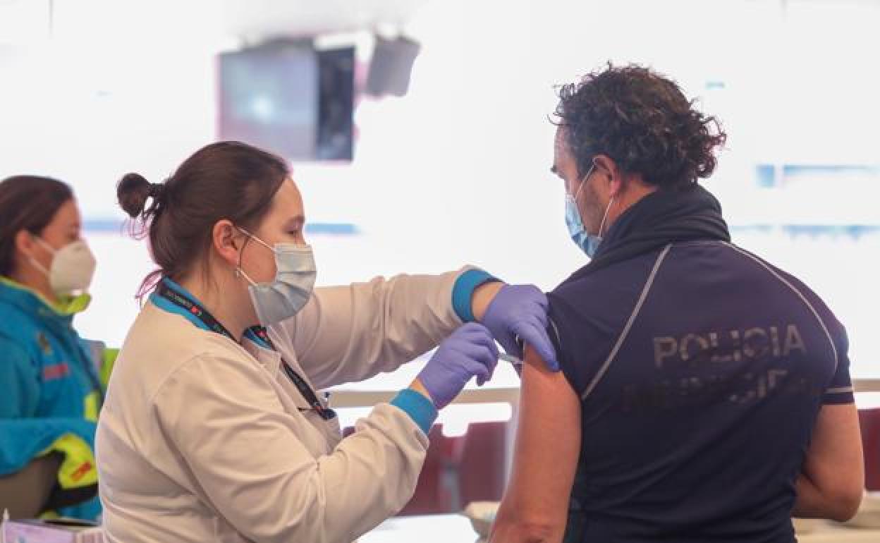 Imagen de archivo de un policía vacunándose