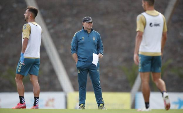 El entrenador de la UD Las Palmas, Pepe Mel, da indicaciones en un entrenamiento en Barranco Seco. 