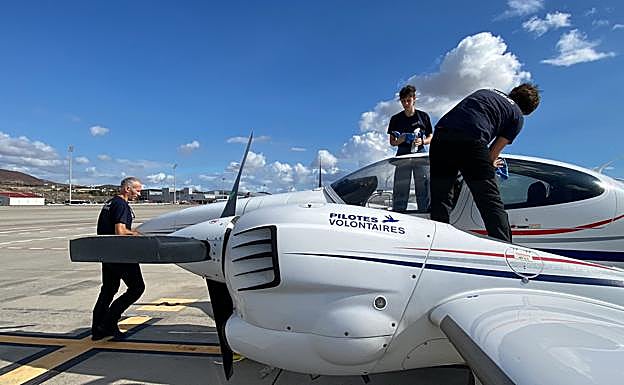 El piloto José Benavent y dos voluntarios se preparan para emprender una misión al sur de Tenerife. 