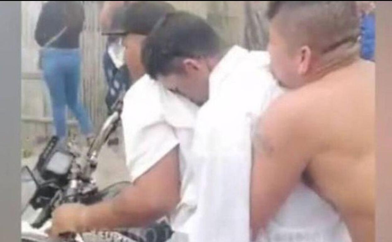 Sacan un cadáver de un ataúd para darle un paseo en moto